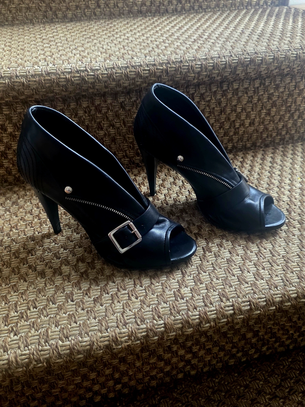 Pour La Victoire Riana  Black Leather Peep-Toe Buckle Heeled Booties